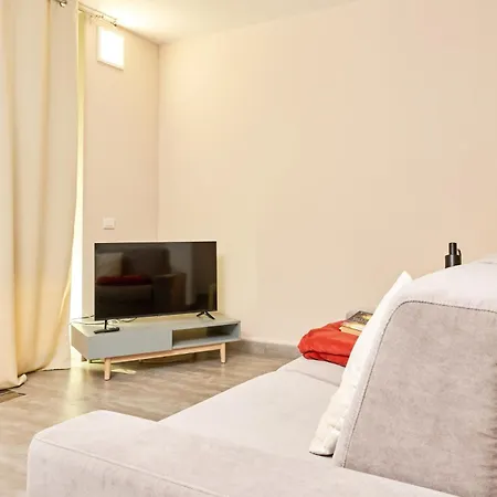 Tra La Rocca E Il Lejlighed