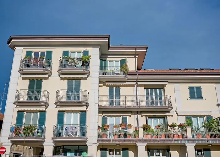 Tra La Rocca E Il Appartamento *