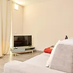 Tra La Rocca E Il 아파트